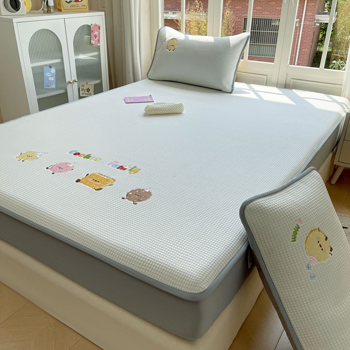 91家纺网 家纺一手货源 找家纺 凯罗 2026新款华夫格凉泡泡绣花凉席席子-床笠款 饼干家族