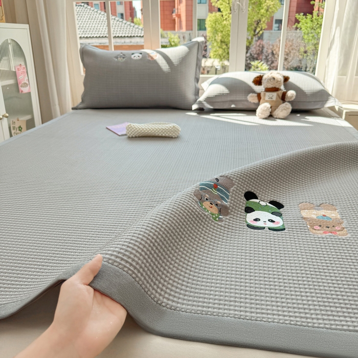 91家纺网 家纺一手货源 找家纺 凯罗 2026新款华夫格凉泡泡绣花凉席席子-床席款 一起发个呆