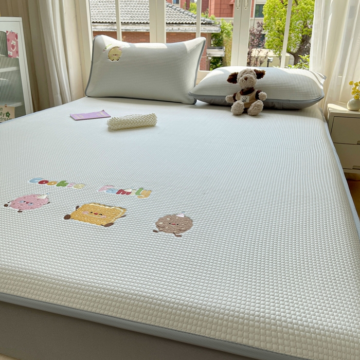 91家纺网 家纺一手货源 找家纺 凯罗 2026新款华夫格凉泡泡绣花凉席席子-床笠款 饼干家族