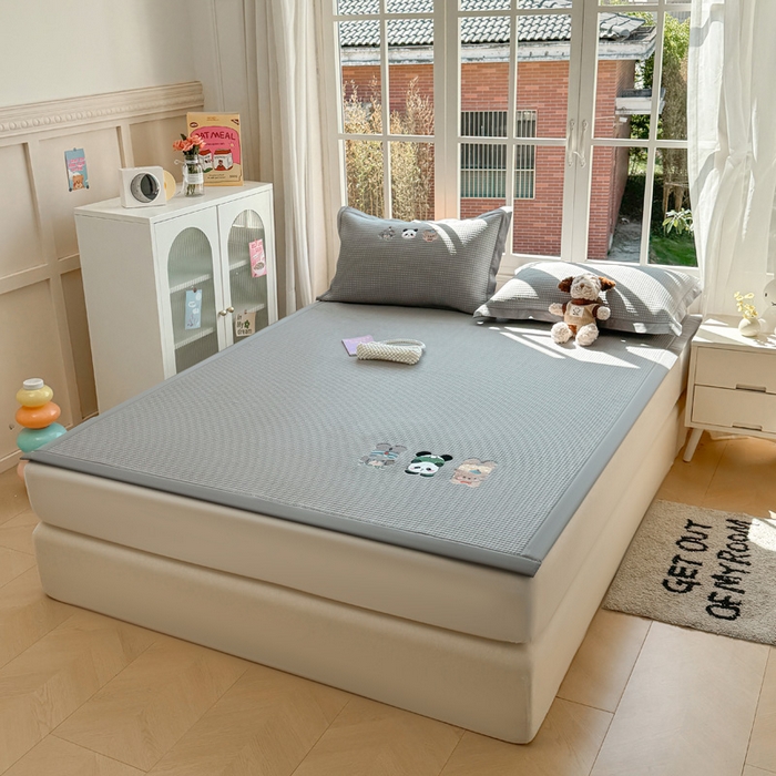 91家纺网 家纺一手货源 找家纺 凯罗 2026新款华夫格凉泡泡绣花凉席席子-床席款 一起发个呆