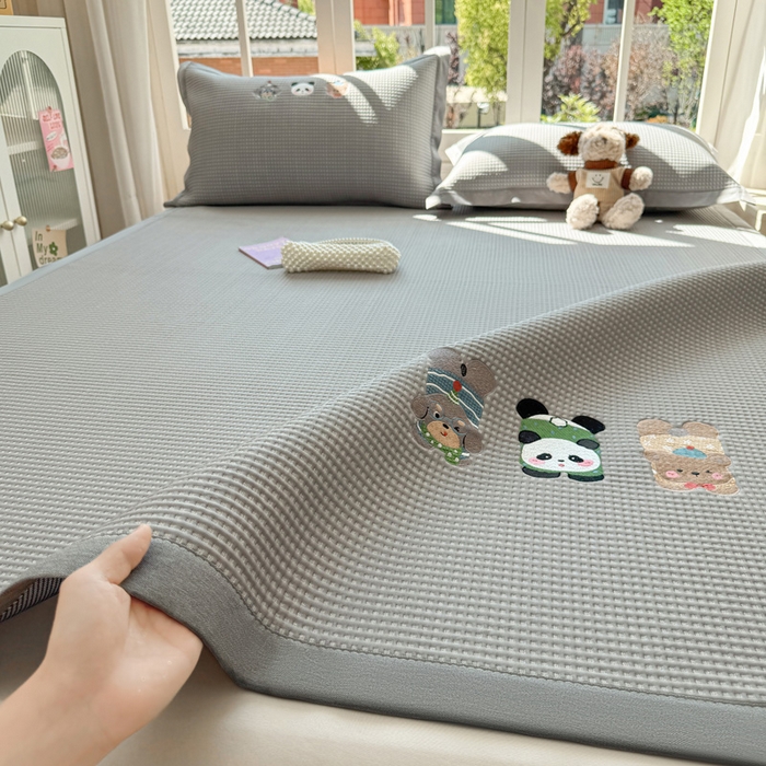 91家纺网 家纺一手货源 找家纺 凯罗 2026新款华夫格凉泡泡绣花凉席席子-床席款 一起发个呆