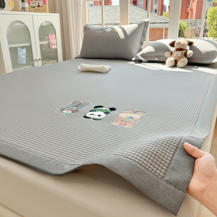 91家纺网 家纺一手货源 找家纺 凯罗 2026新款华夫格凉泡泡绣花凉席席子-床席款 一起发个呆