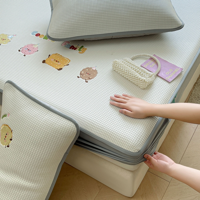 91家纺网 家纺一手货源 找家纺 凯罗 2026新款华夫格凉泡泡绣花凉席席子-床笠款 饼干家族