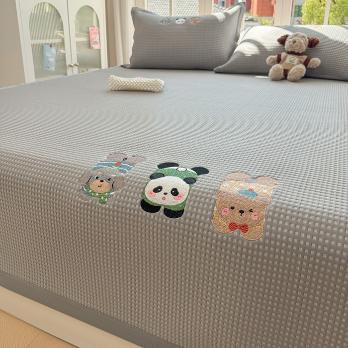 91家纺网 家纺一手货源 找家纺 凯罗 2026新款华夫格凉泡泡绣花凉席席子-床席款 一起发个呆