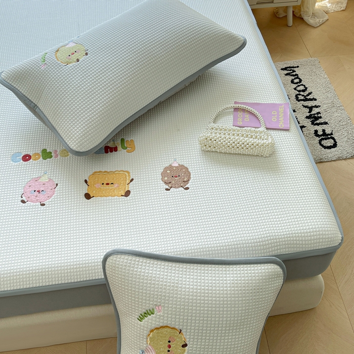 91家纺网 家纺一手货源 找家纺 凯罗 2026新款华夫格凉泡泡绣花凉席席子-床笠款 饼干家族