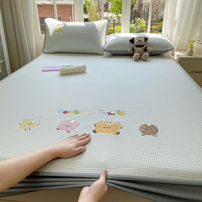 91家纺网 家纺一手货源 找家纺 凯罗 2026新款华夫格凉泡泡绣花凉席席子-床笠款 饼干家族