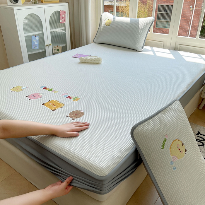 91家纺网 家纺一手货源 找家纺 凯罗 2026新款华夫格凉泡泡绣花凉席席子-床笠款 饼干家族