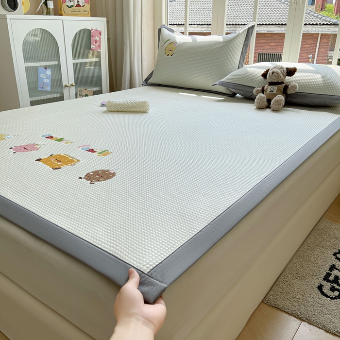 91家纺网 家纺一手货源 找家纺 凯罗 2026新款华夫格凉泡泡绣花凉席席子-床席款 饼干家族