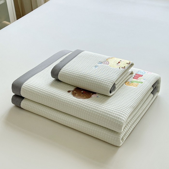 91家纺网 家纺一手货源 找家纺 凯罗 2026新款华夫格凉泡泡绣花凉席席子-床席款 饼干家族