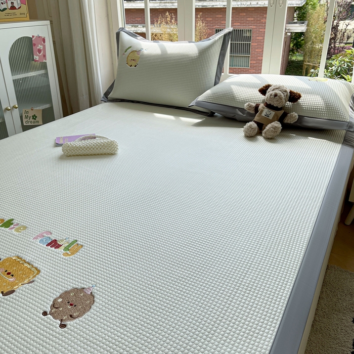 91家纺网 家纺一手货源 找家纺 凯罗 2026新款华夫格凉泡泡绣花凉席席子-床席款 饼干家族