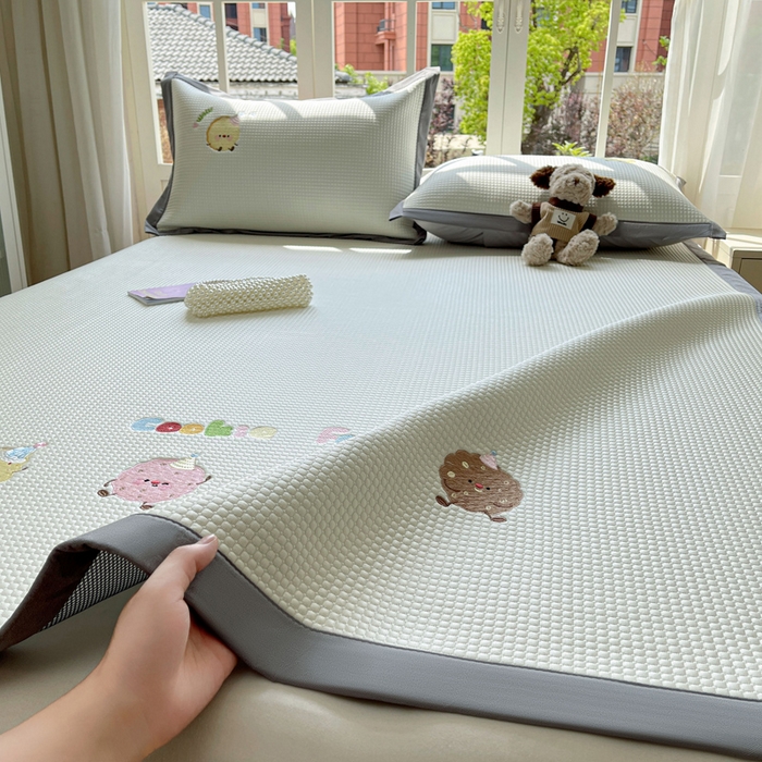 91家纺网 家纺一手货源 找家纺 凯罗 2026新款华夫格凉泡泡绣花凉席席子-床席款 饼干家族