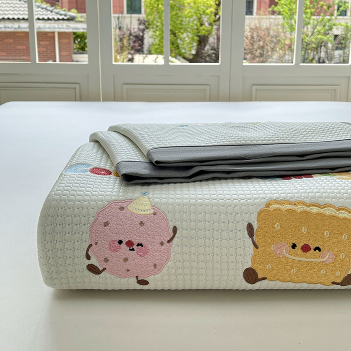 91家纺网 家纺一手货源 找家纺 凯罗 2026新款华夫格凉泡泡绣花凉席席子-床席款 饼干家族