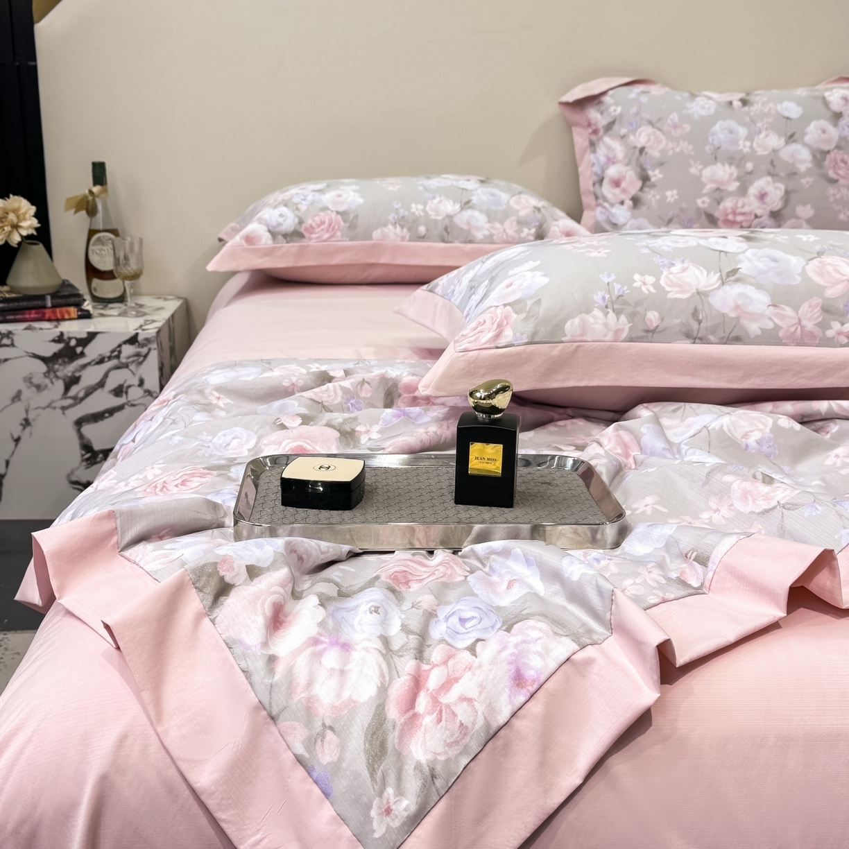 91家纺网 家纺一手货源 找家纺 归属 2026新款凉感天丝棉夏被夏凉被空调被夏被四件套系列 莫奈花（灰）