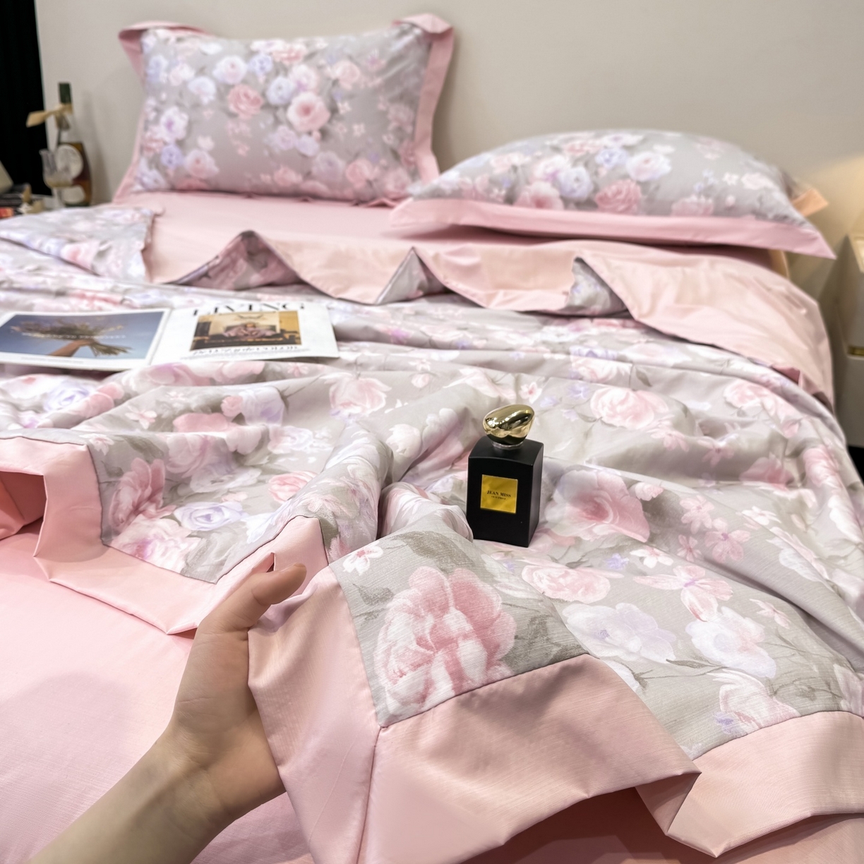 91家纺网 家纺一手货源 找家纺 归属 2026新款凉感天丝棉夏被夏凉被空调被夏被四件套系列 莫奈花（灰）