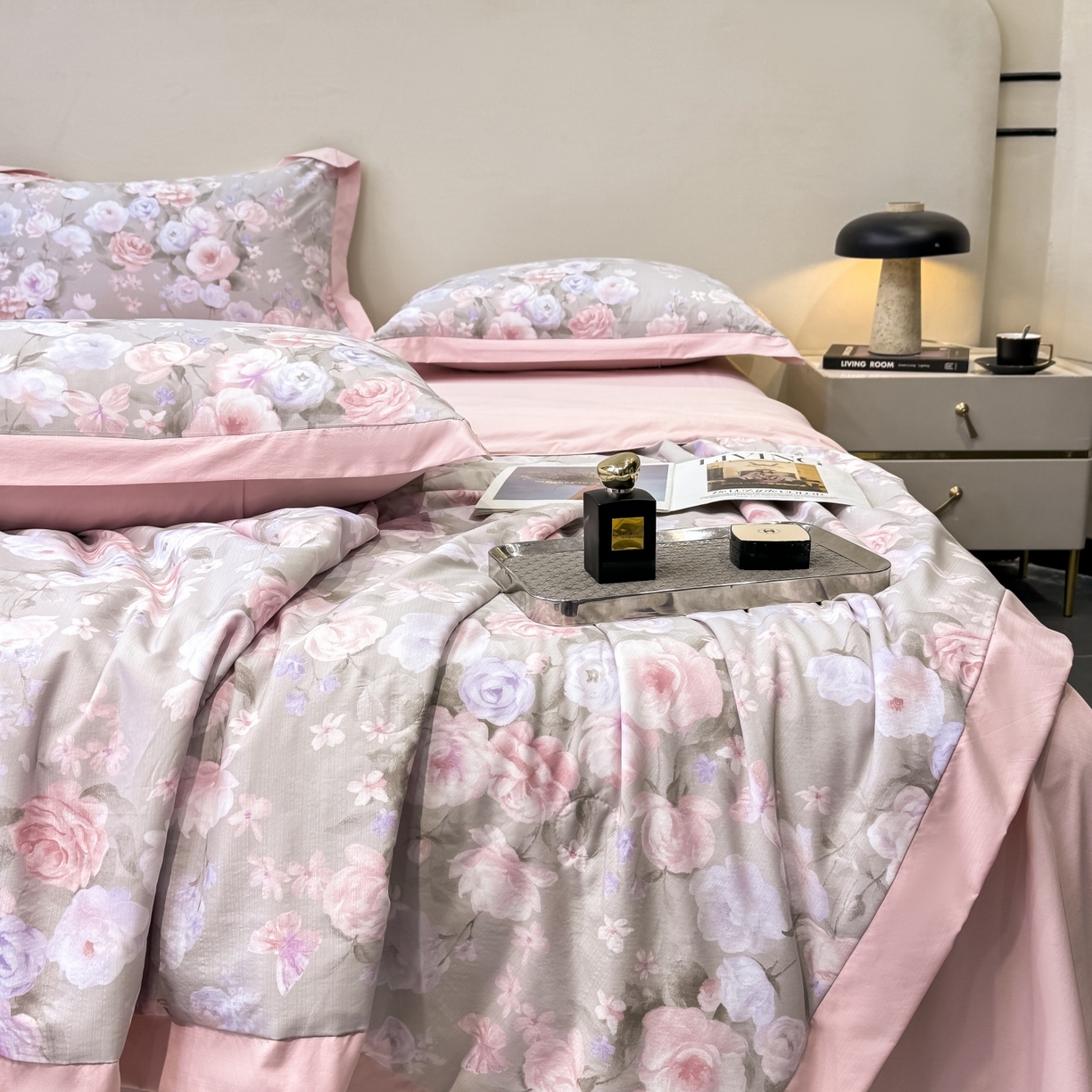 91家纺网 家纺一手货源 找家纺 归属 2026新款凉感天丝棉夏被夏凉被空调被夏被四件套系列 莫奈花（灰）