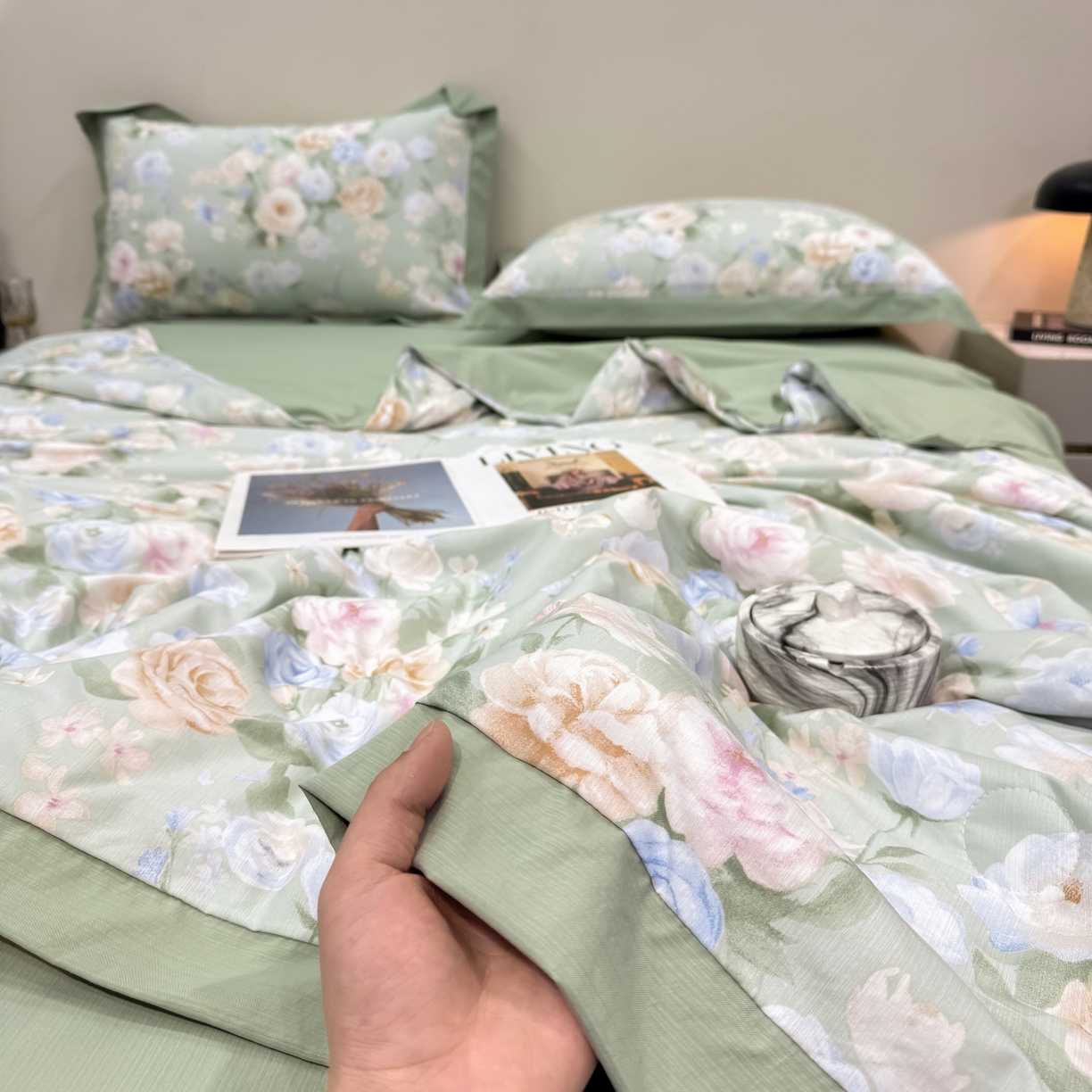 91家纺网 家纺一手货源 找家纺 归属 2026新款凉感天丝棉夏被夏凉被空调被夏被四件套系列 莫奈花（绿)