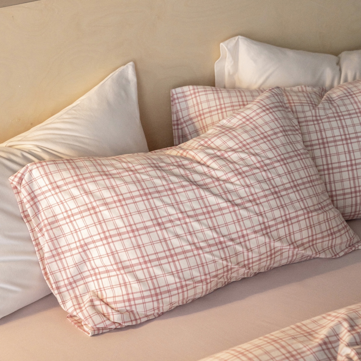 91家纺网 家纺一手货源 找家纺 华超针织 2026新款全棉天竺棉针织格子印花四件套 粉格配嫩粉