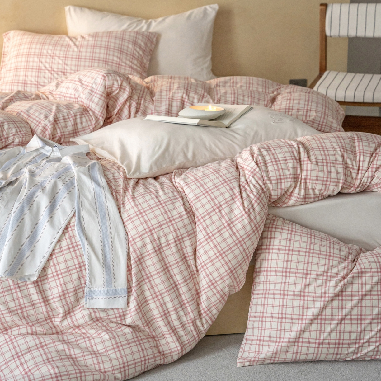 91家纺网 家纺一手货源 找家纺 华超针织 2026新款全棉天竺棉针织格子印花四件套 粉格配米白