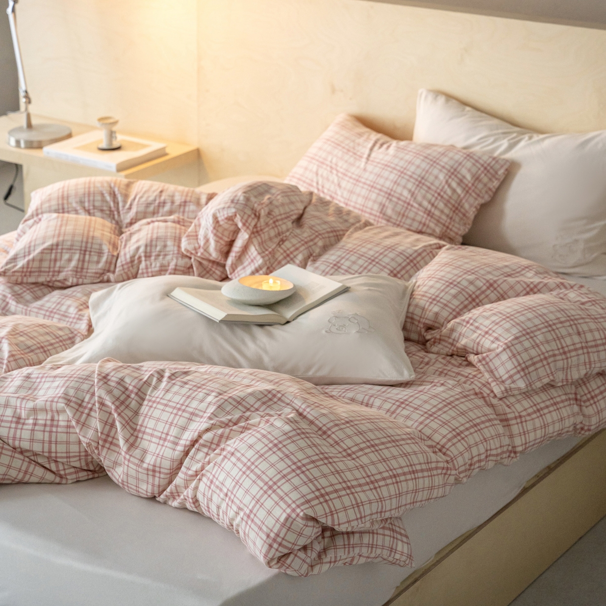 91家纺网 家纺一手货源 找家纺 华超针织 2026新款全棉天竺棉针织格子印花四件套 粉格配米白