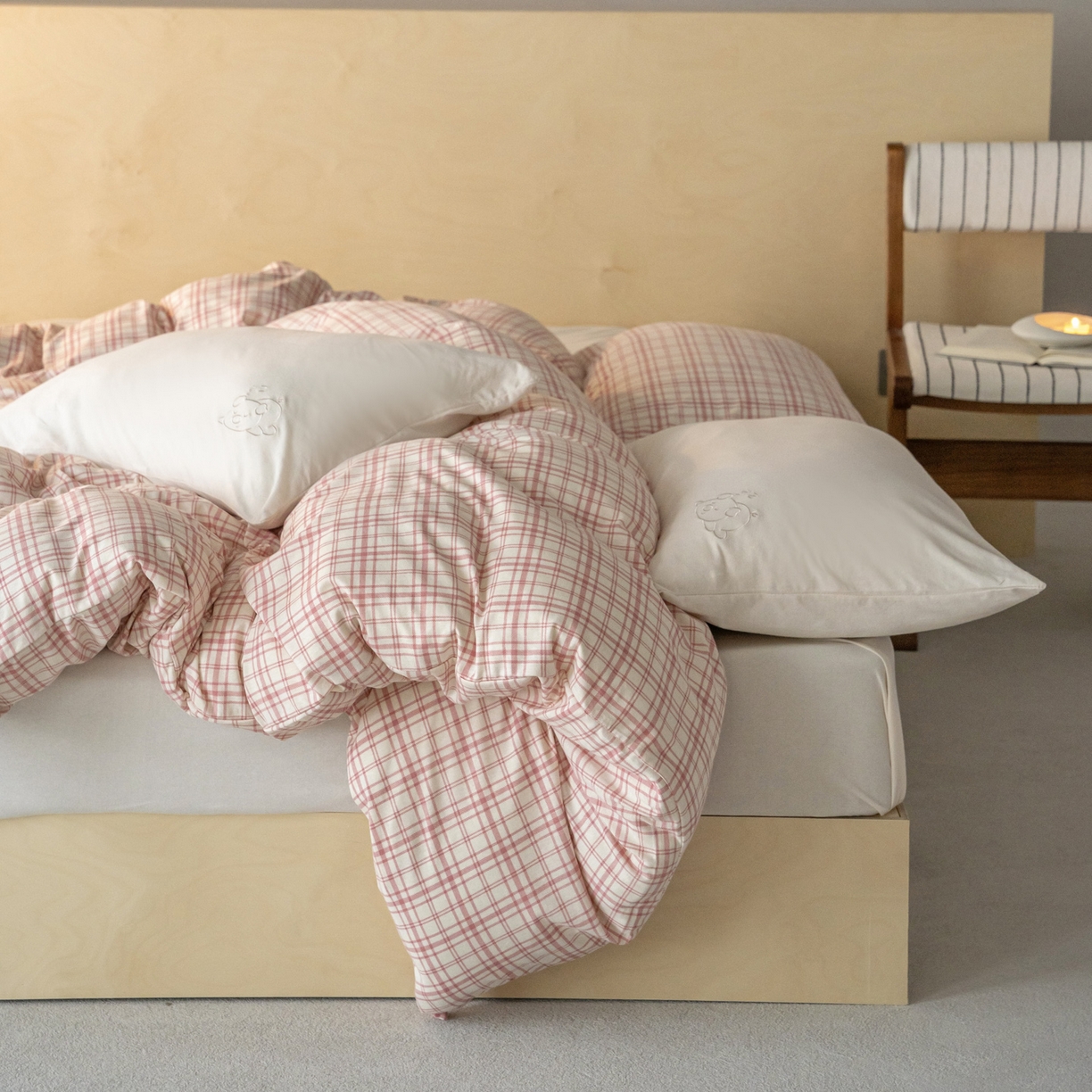 91家纺网 家纺一手货源 找家纺 华超针织 2026新款全棉天竺棉针织格子印花四件套 粉格配米白