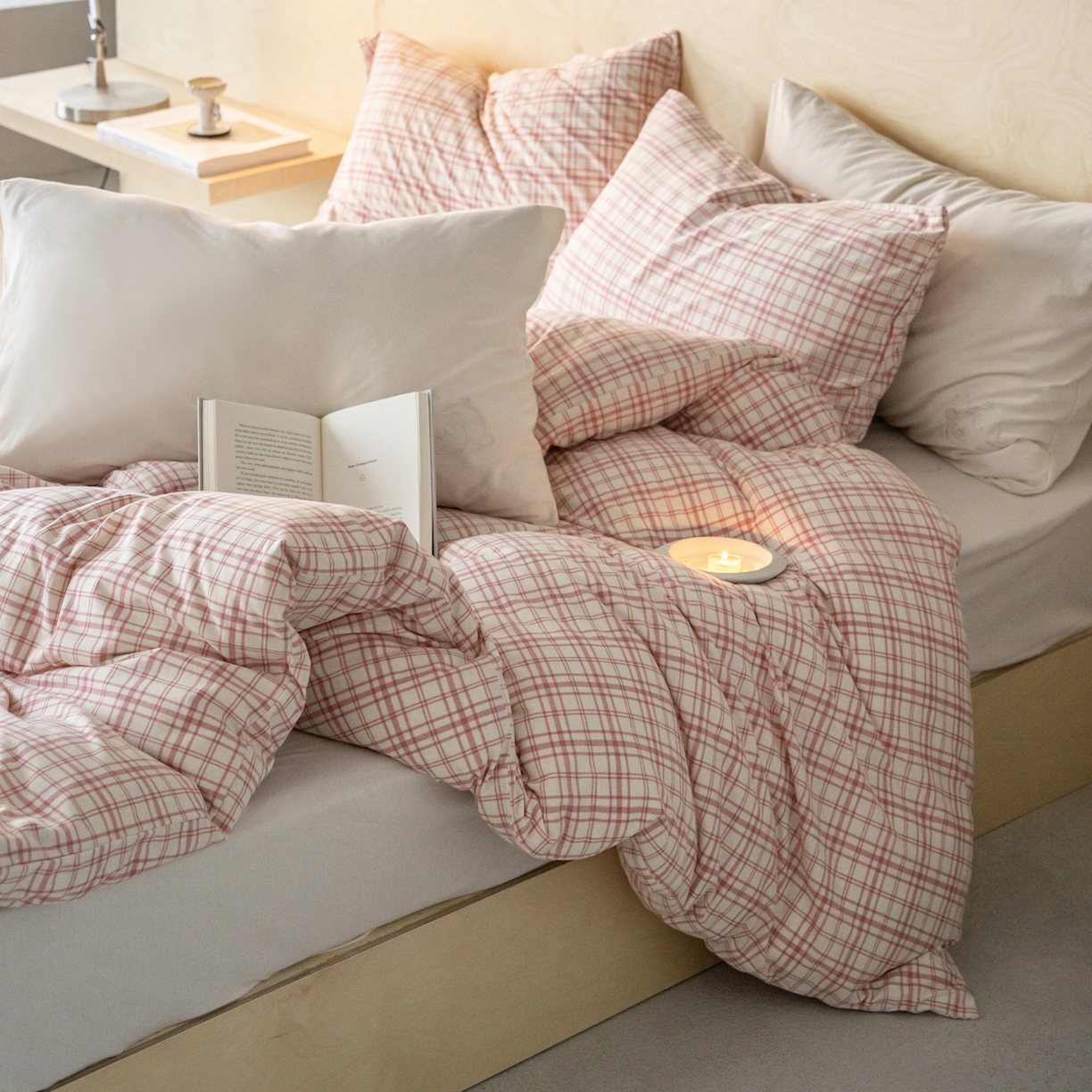 91家纺网 家纺一手货源 找家纺 华超针织 2026新款全棉天竺棉针织格子印花四件套 粉格配米白