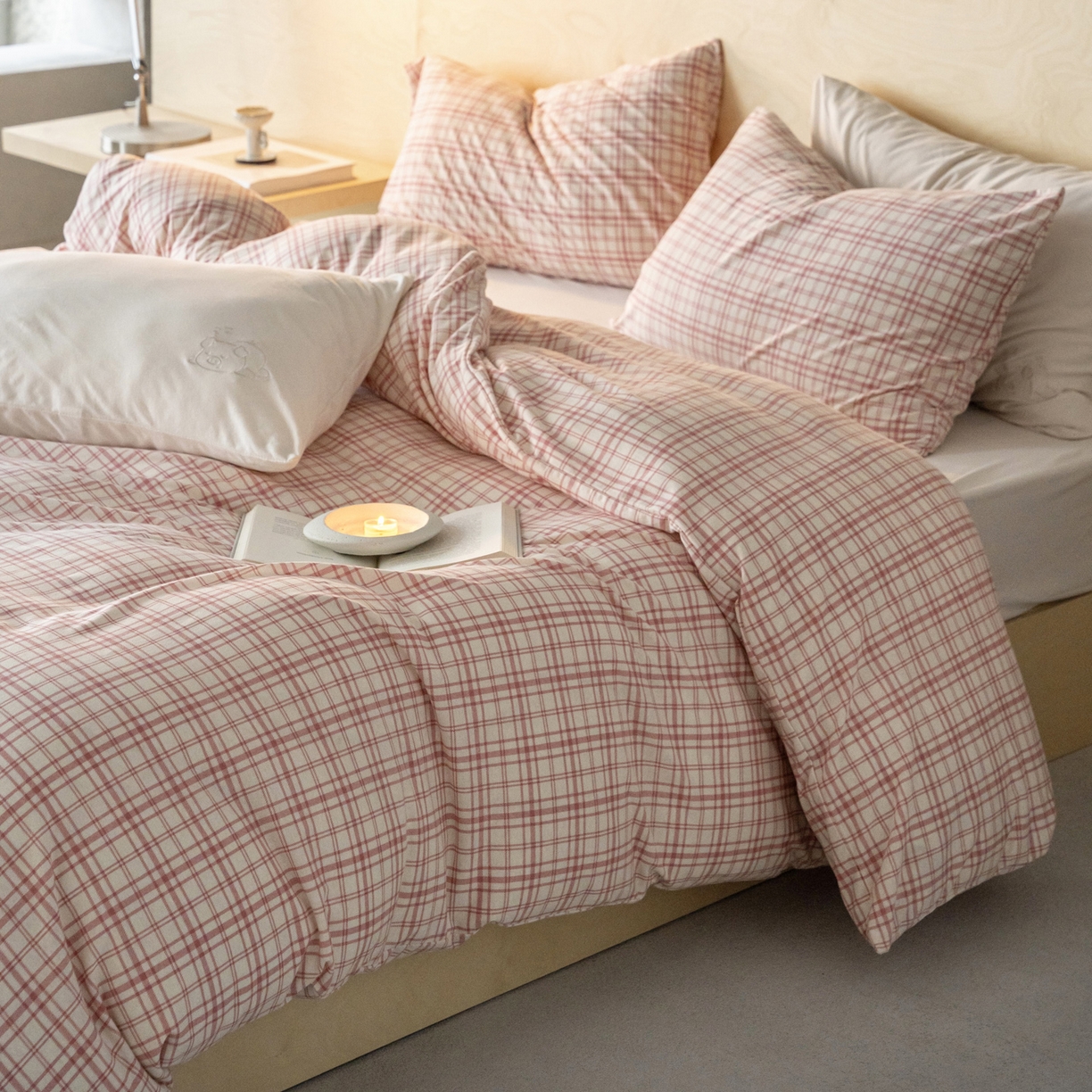 91家纺网 家纺一手货源 找家纺 华超针织 2026新款全棉天竺棉针织格子印花四件套 粉格配米白