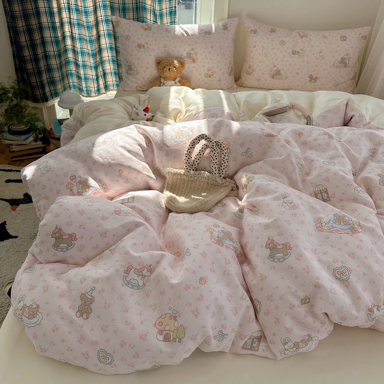 91家纺网 家纺一手货源 找家纺 六巷胡同 2026新款INS减龄可爱风卡通40支13070全棉四件套（第三系列） 秘境木马记