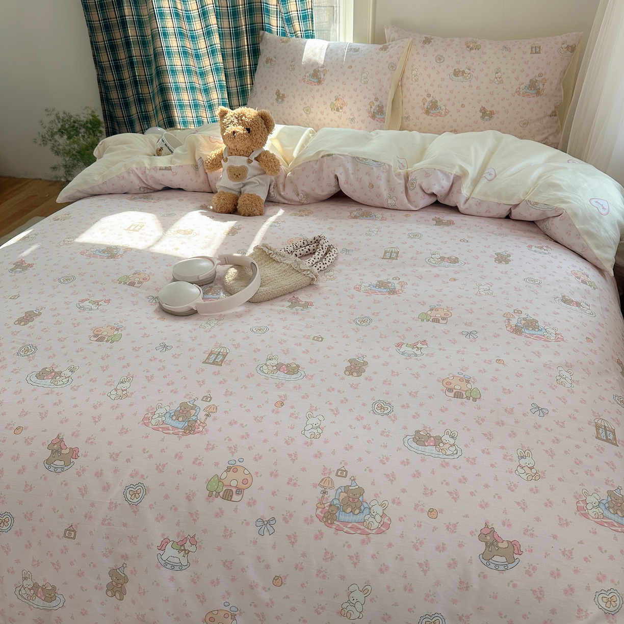 91家纺网 家纺一手货源 找家纺 六巷胡同 2026新款INS减龄可爱风卡通40支13070全棉四件套（第三系列） 秘境木马记