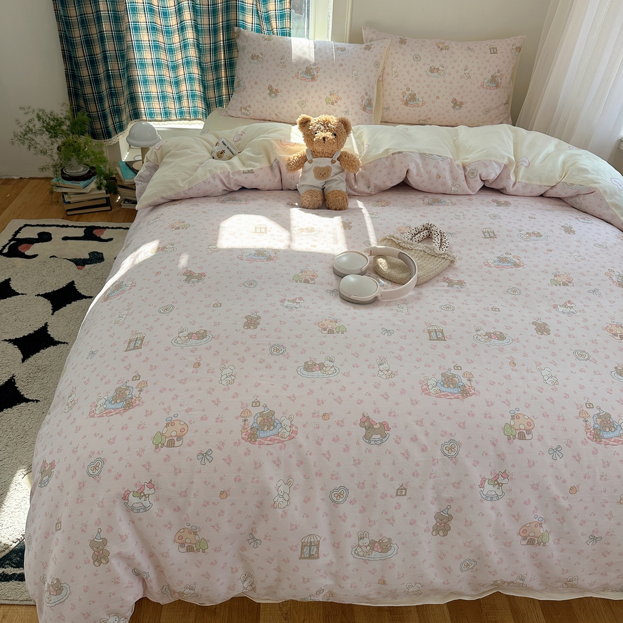 91家纺网 家纺一手货源 找家纺 六巷胡同 2026新款INS减龄可爱风卡通40支13070全棉四件套（第三系列） 秘境木马记