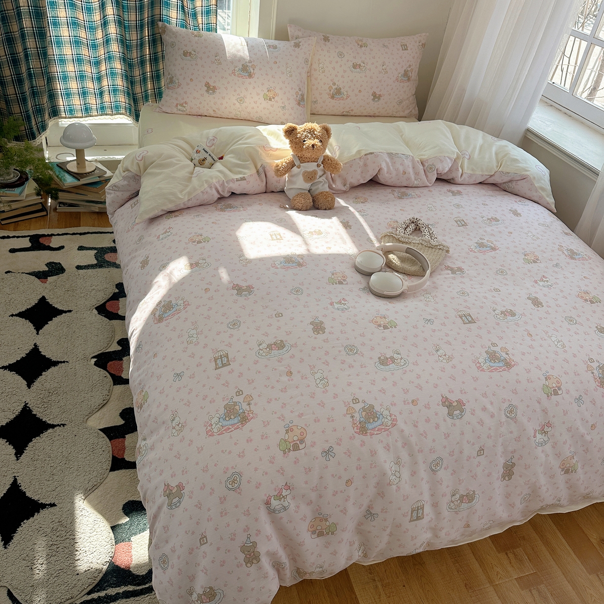 91家纺网 家纺一手货源 找家纺 六巷胡同 2026新款INS减龄可爱风卡通40支13070全棉四件套（第三系列） 秘境木马记