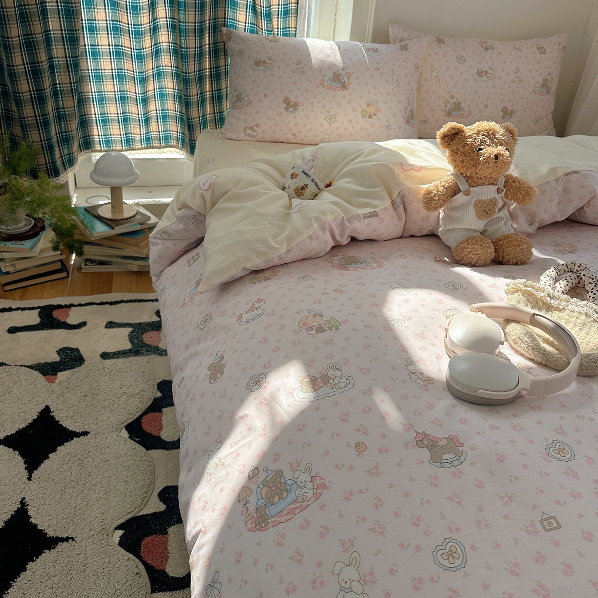 91家纺网 家纺一手货源 找家纺 六巷胡同 2026新款INS减龄可爱风卡通40支13070全棉四件套（第三系列） 秘境木马记