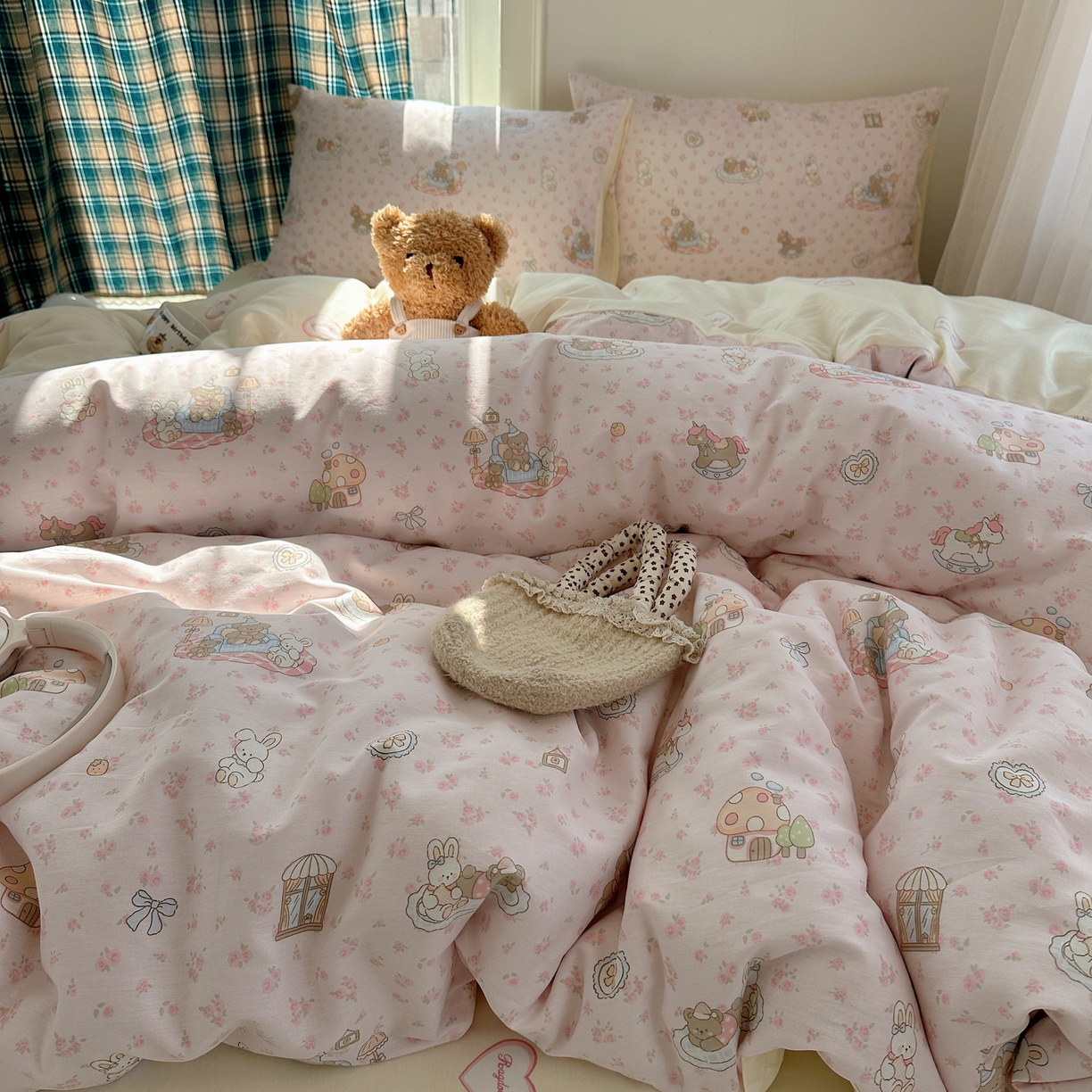 91家纺网 家纺一手货源 找家纺 六巷胡同 2026新款INS减龄可爱风卡通40支13070全棉四件套（第三系列） 秘境木马记