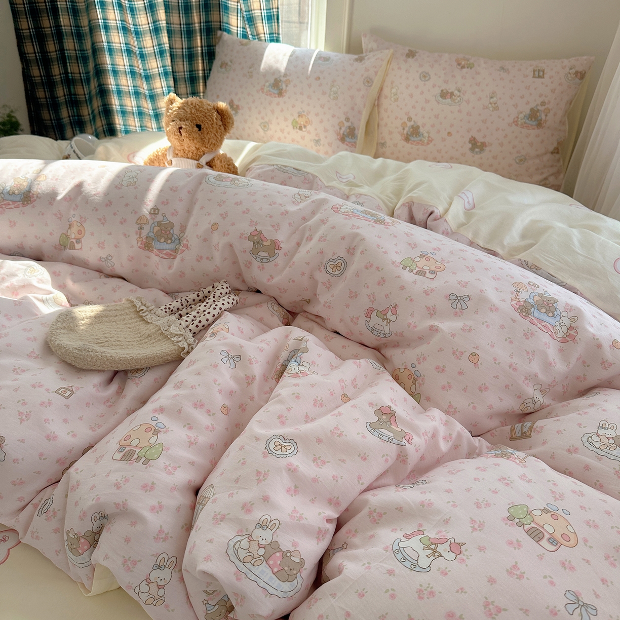 91家纺网 家纺一手货源 找家纺 六巷胡同 2026新款INS减龄可爱风卡通40支13070全棉四件套（第三系列） 秘境木马记