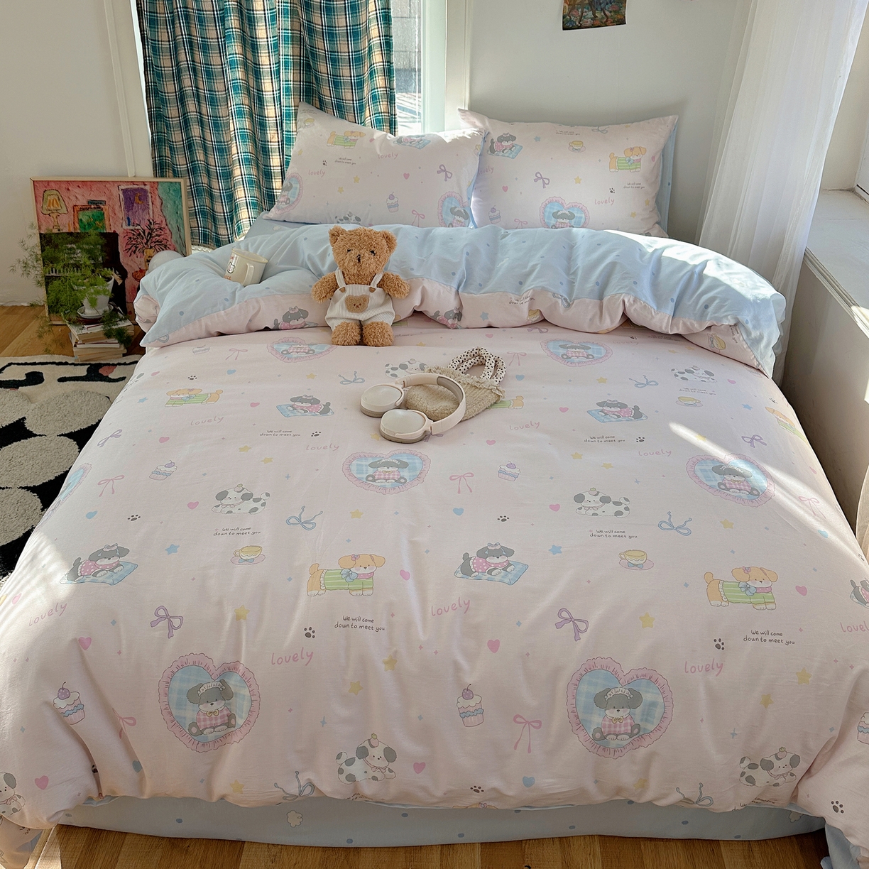 91家纺网 家纺一手货源 找家纺 六巷胡同 2026新款INS减龄可爱风卡通40支13070全棉四件套（第三系列） 小狗茶话会