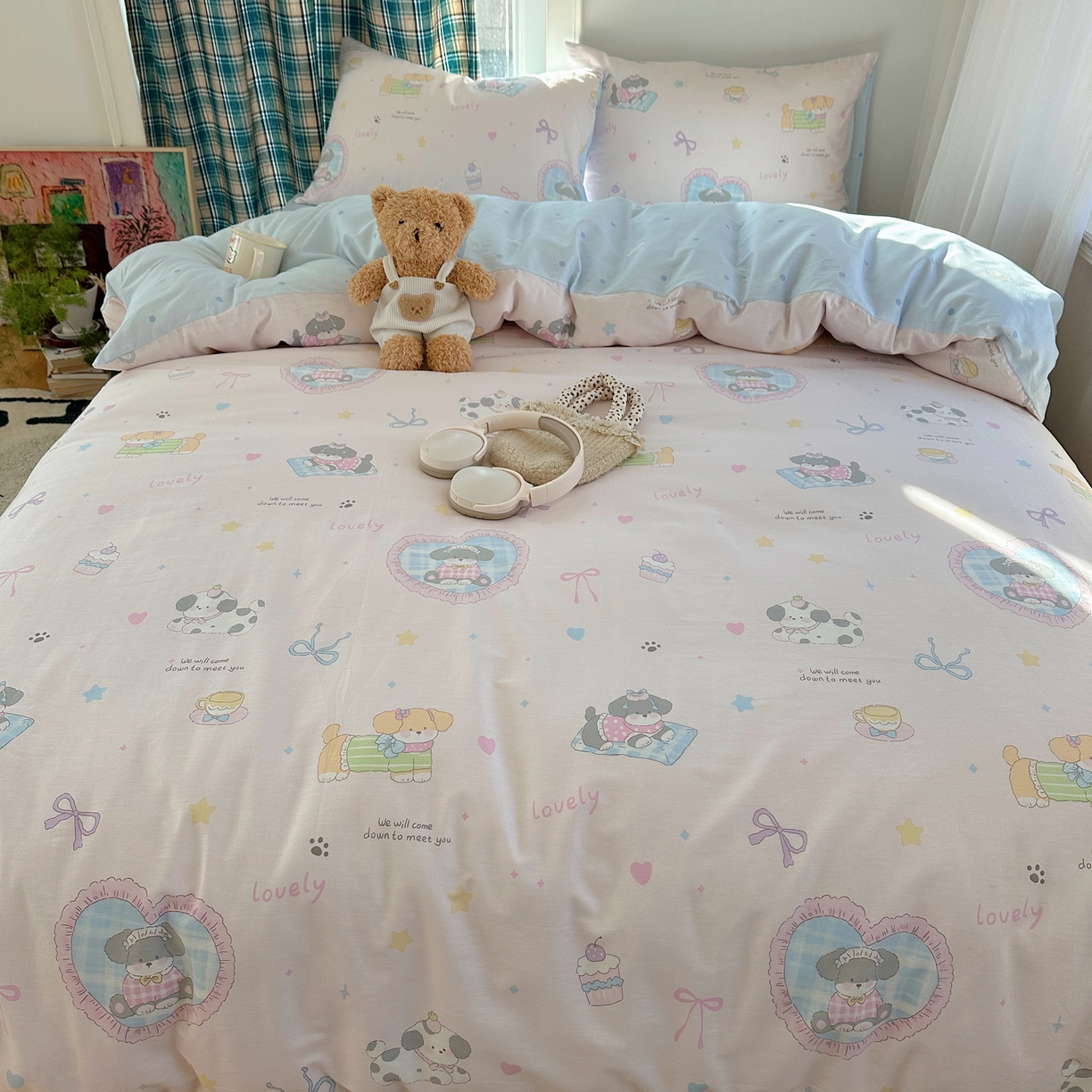 91家纺网 家纺一手货源 找家纺 六巷胡同 2026新款INS减龄可爱风卡通40支13070全棉四件套（第三系列） 小狗茶话会