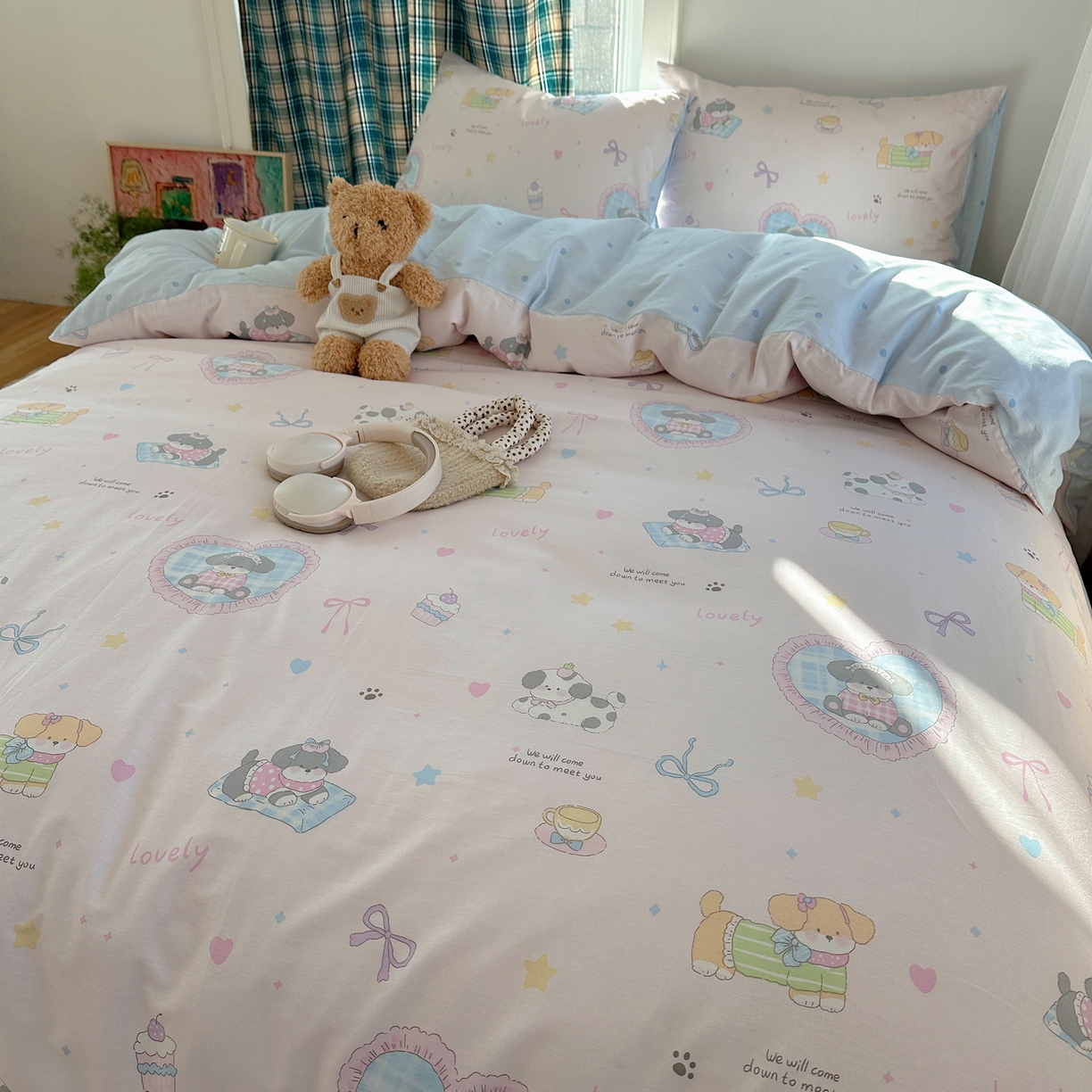 91家纺网 家纺一手货源 找家纺 六巷胡同 2026新款INS减龄可爱风卡通40支13070全棉四件套（第三系列） 小狗茶话会