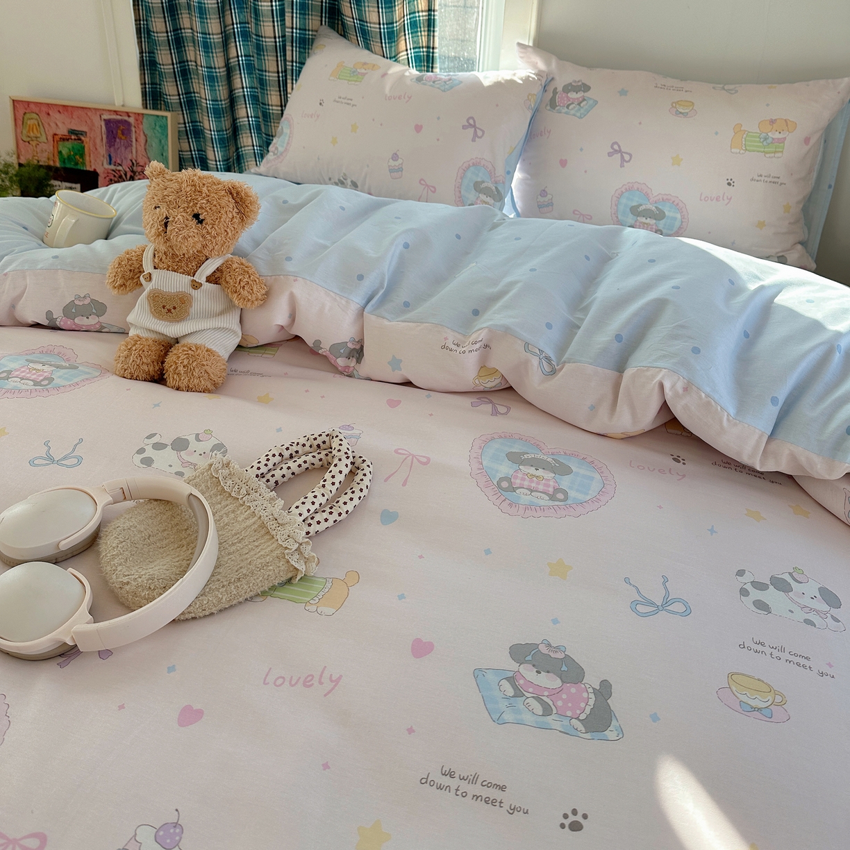 91家纺网 家纺一手货源 找家纺 六巷胡同 2026新款INS减龄可爱风卡通40支13070全棉四件套（第三系列） 小狗茶话会