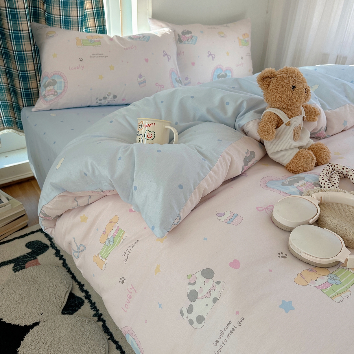 91家纺网 家纺一手货源 找家纺 六巷胡同 2026新款INS减龄可爱风卡通40支13070全棉四件套（第三系列） 小狗茶话会