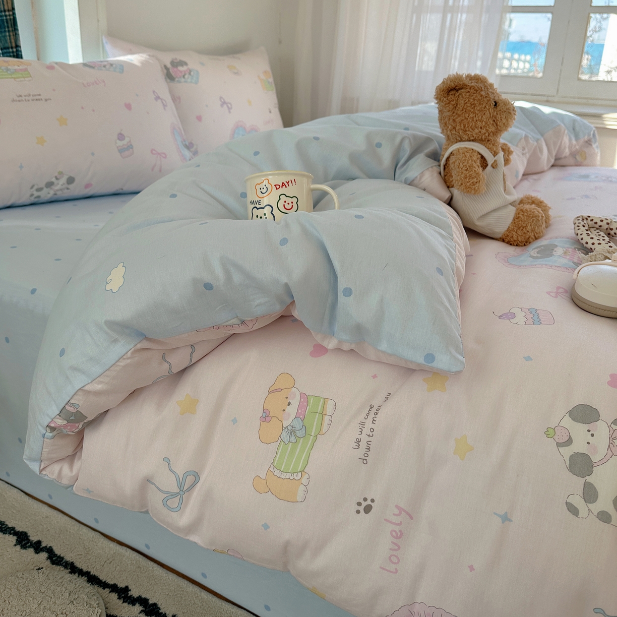 91家纺网 家纺一手货源 找家纺 六巷胡同 2026新款INS减龄可爱风卡通40支13070全棉四件套（第三系列） 小狗茶话会