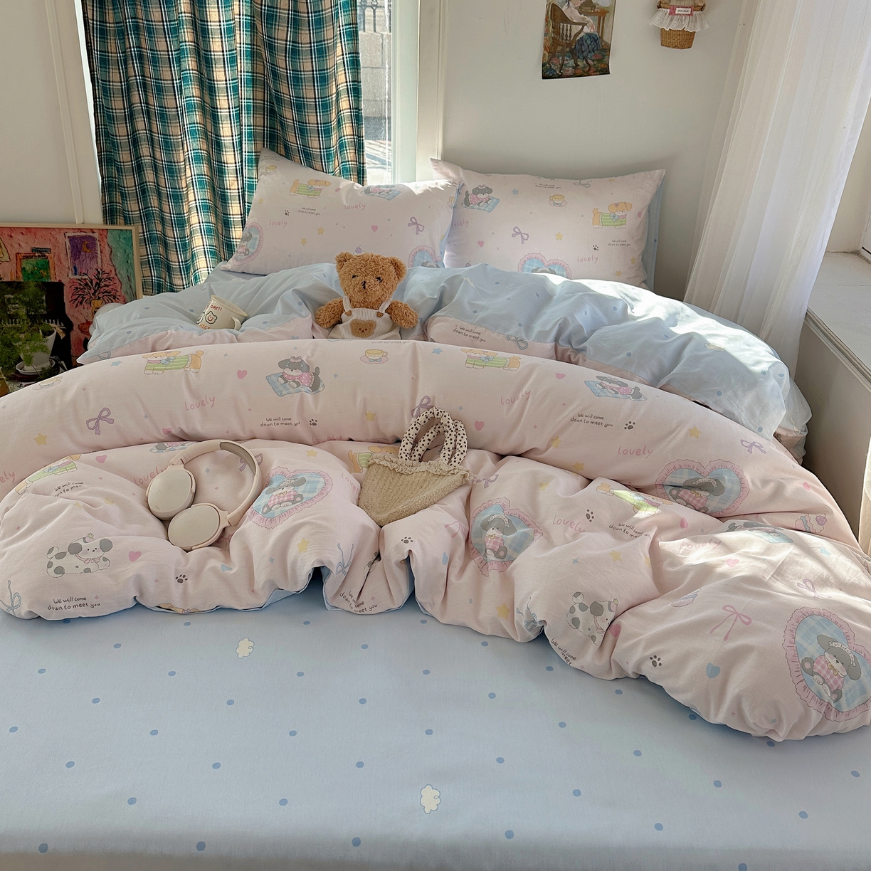 91家纺网 家纺一手货源 找家纺 六巷胡同 2026新款INS减龄可爱风卡通40支13070全棉四件套（第三系列） 小狗茶话会