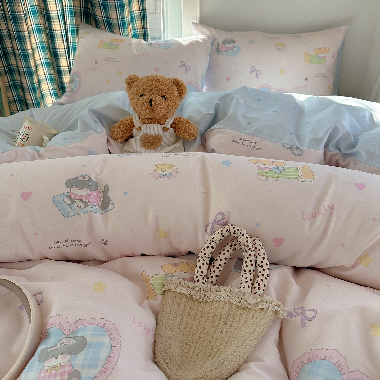 91家纺网 家纺一手货源 找家纺 六巷胡同 2026新款INS减龄可爱风卡通40支13070全棉四件套（第三系列） 小狗茶话会