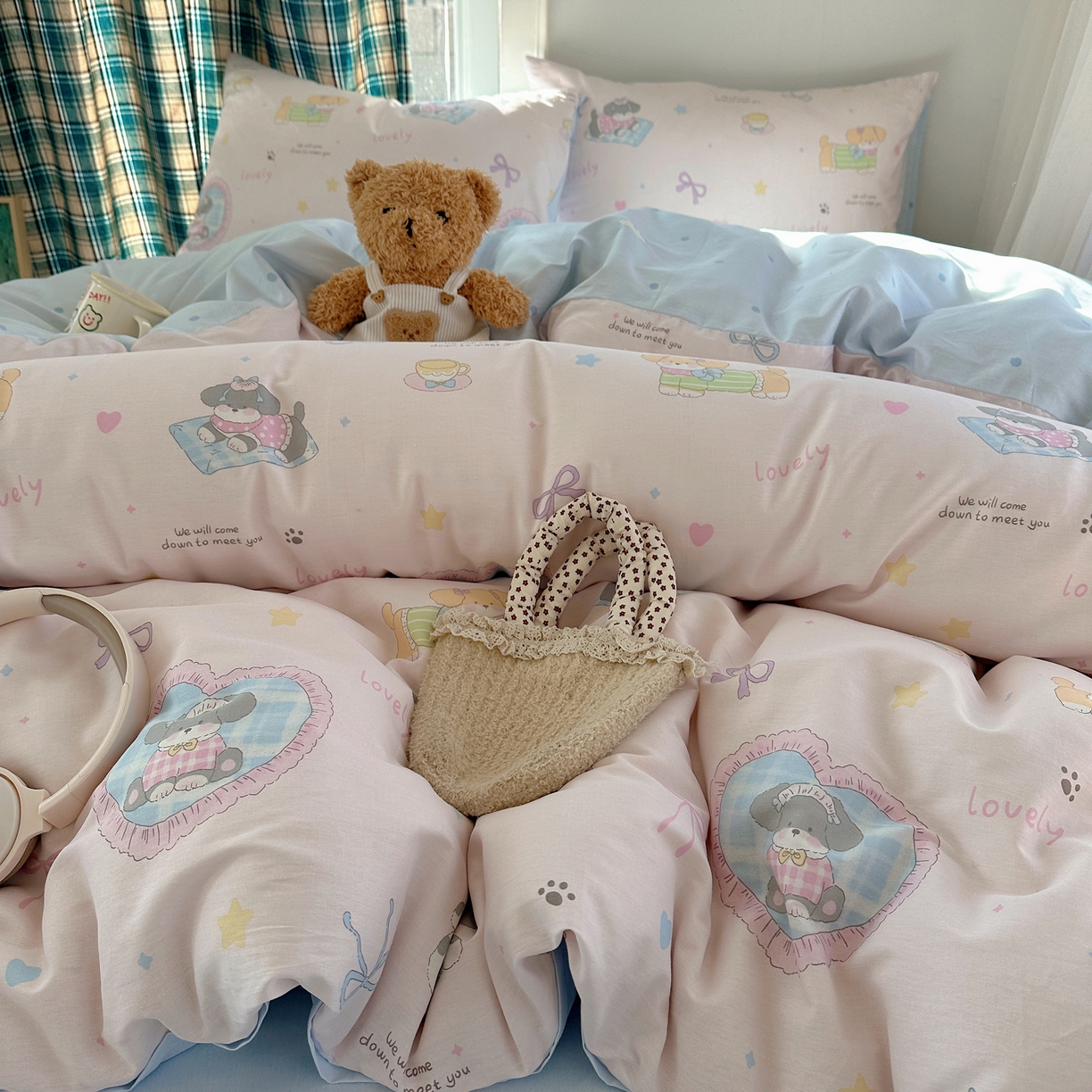 91家纺网 家纺一手货源 找家纺 六巷胡同 2026新款INS减龄可爱风卡通40支13070全棉四件套（第三系列） 小狗茶话会