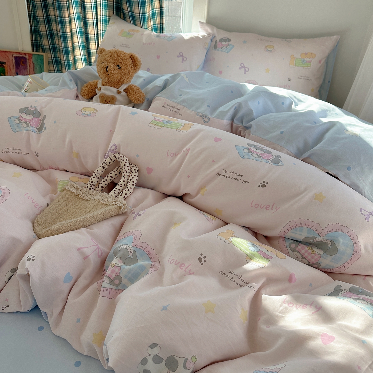 91家纺网 家纺一手货源 找家纺 六巷胡同 2026新款INS减龄可爱风卡通40支13070全棉四件套（第三系列） 小狗茶话会