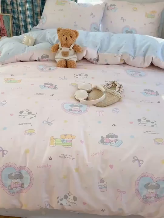 91家纺网 家纺一手货源 找家纺 六巷胡同 2026新款INS减龄可爱风卡通40支13070全棉四件套（第三系列） 小狗茶话会