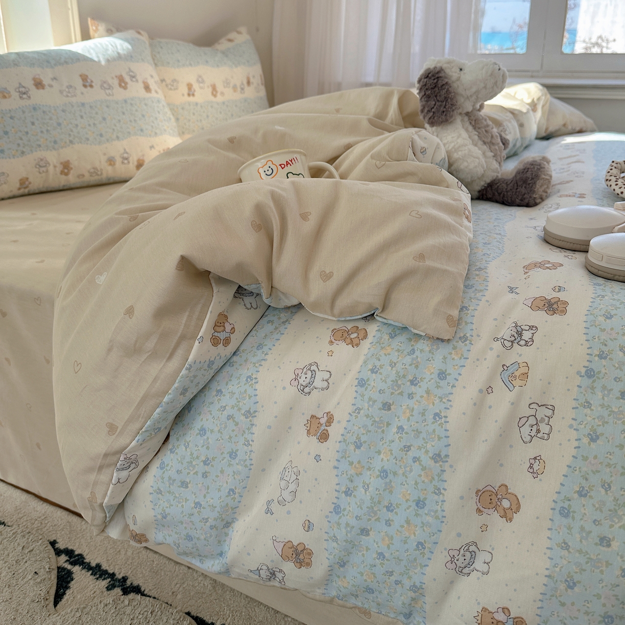 91家纺网 家纺一手货源 找家纺 六巷胡同 2026新款INS减龄可爱风卡通40支13070全棉四件套（第三系列） 熊友赏花集