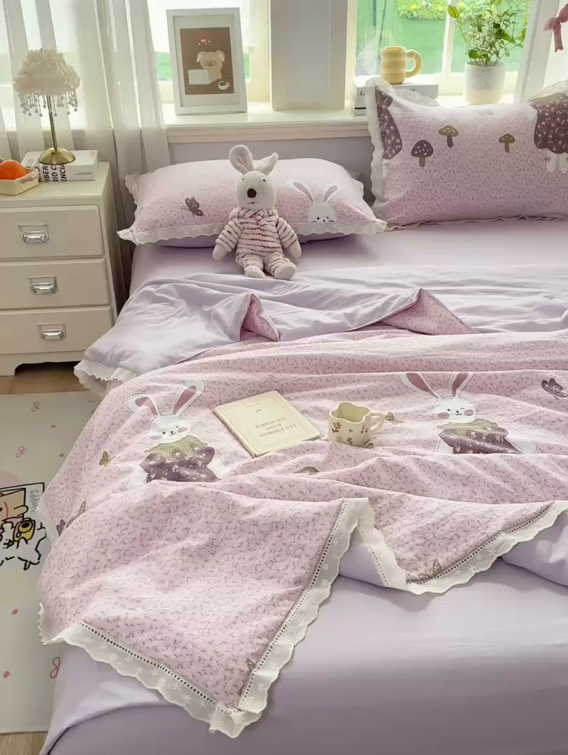 91家纺网 家纺一手货源 找家纺 （总）憨豆家纺 2026春夏新款古法仿棉夏被四件套镂空花边大板印花夏凉被空调被（含抗菌纤维）