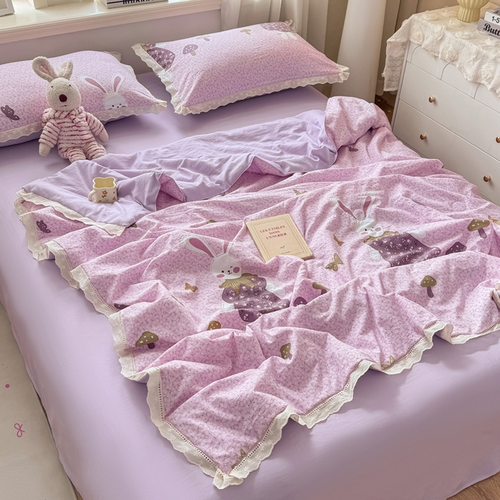 91家纺网 家纺一手货源 找家纺 （总）憨豆家纺 2026春夏新款古法仿棉夏被四件套镂空花边大板印花夏凉被空调被（含抗菌纤维）