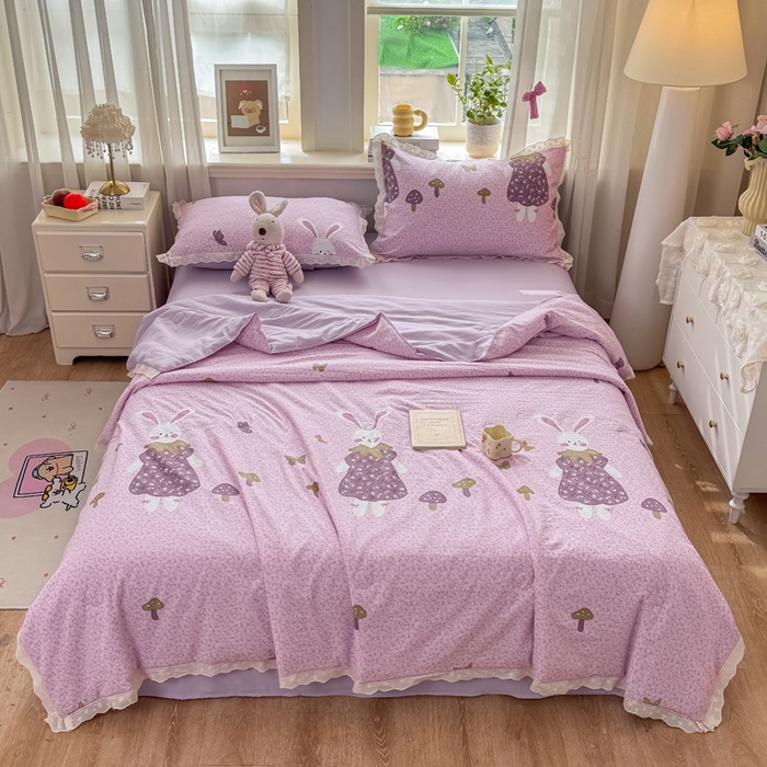 91家纺网 家纺一手货源 找家纺 憨豆家纺 2026春夏新款古法仿棉夏被四件套镂空花边大板印花夏凉被空调被（含抗菌纤维） 采菇兔-粉