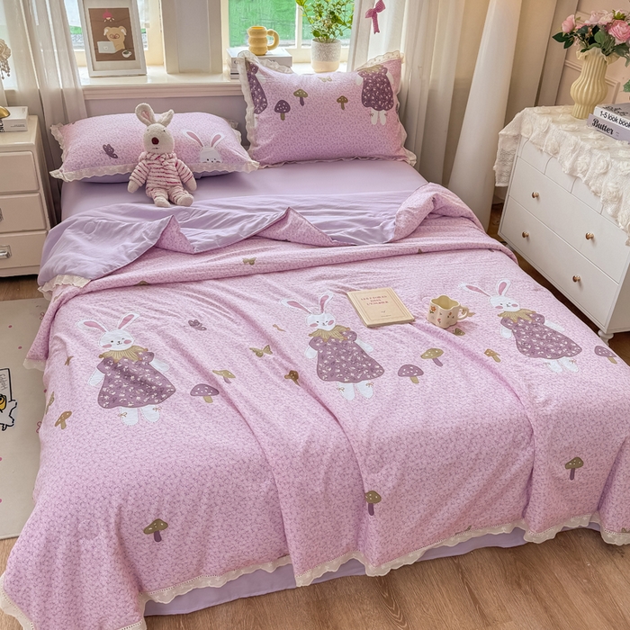 91家纺网 家纺一手货源 找家纺 憨豆家纺 2026春夏新款古法仿棉夏被四件套镂空花边大板印花夏凉被空调被（含抗菌纤维） 采菇兔-粉