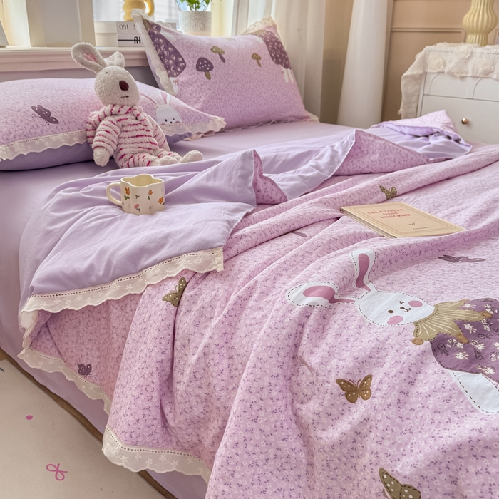 91家纺网 家纺一手货源 找家纺 憨豆家纺 2026春夏新款古法仿棉夏被四件套镂空花边大板印花夏凉被空调被（含抗菌纤维） 采菇兔-粉